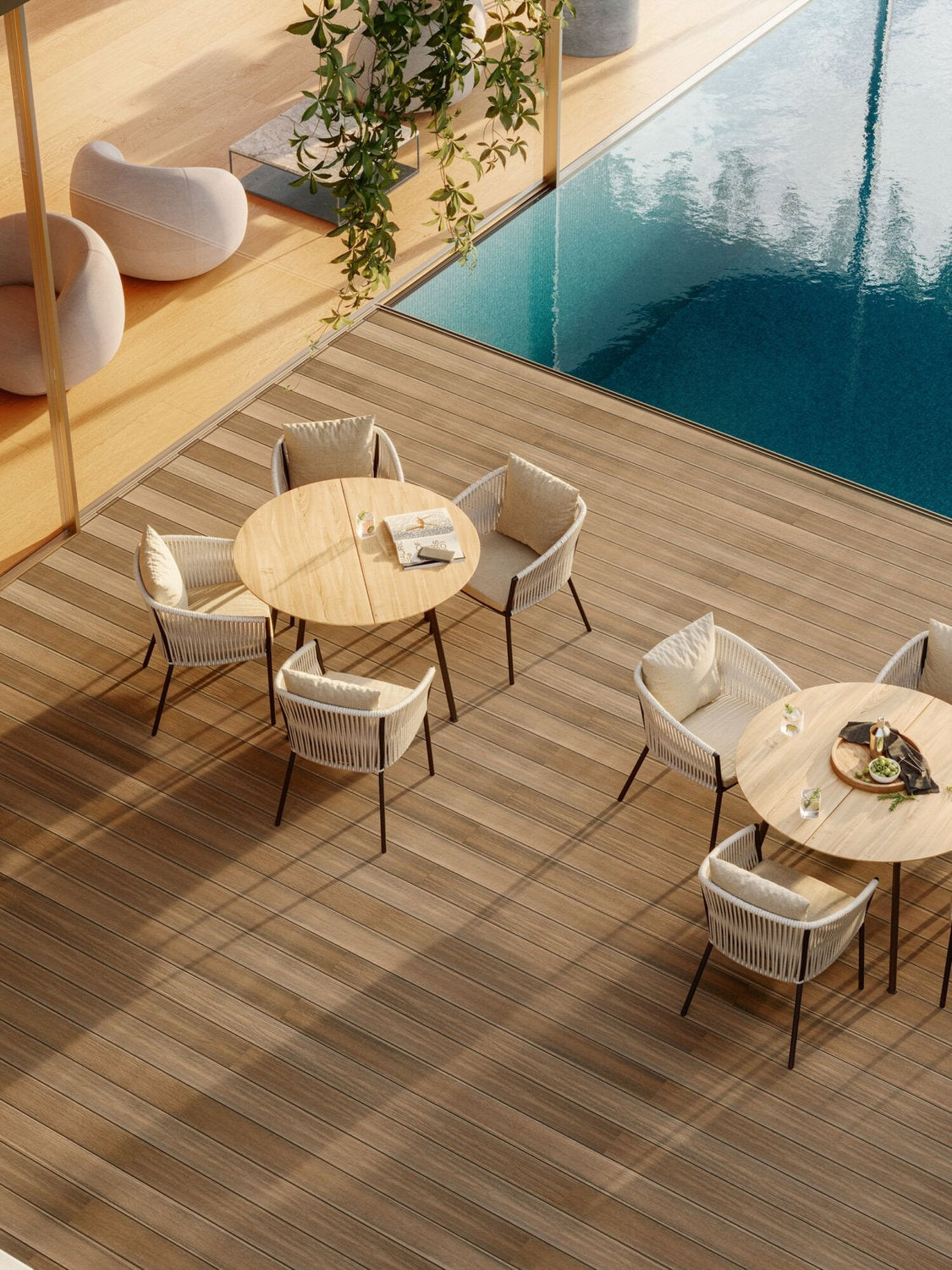 Pavimento WPC per esterno in finitura teak con arredi outdoor vicino a piscina