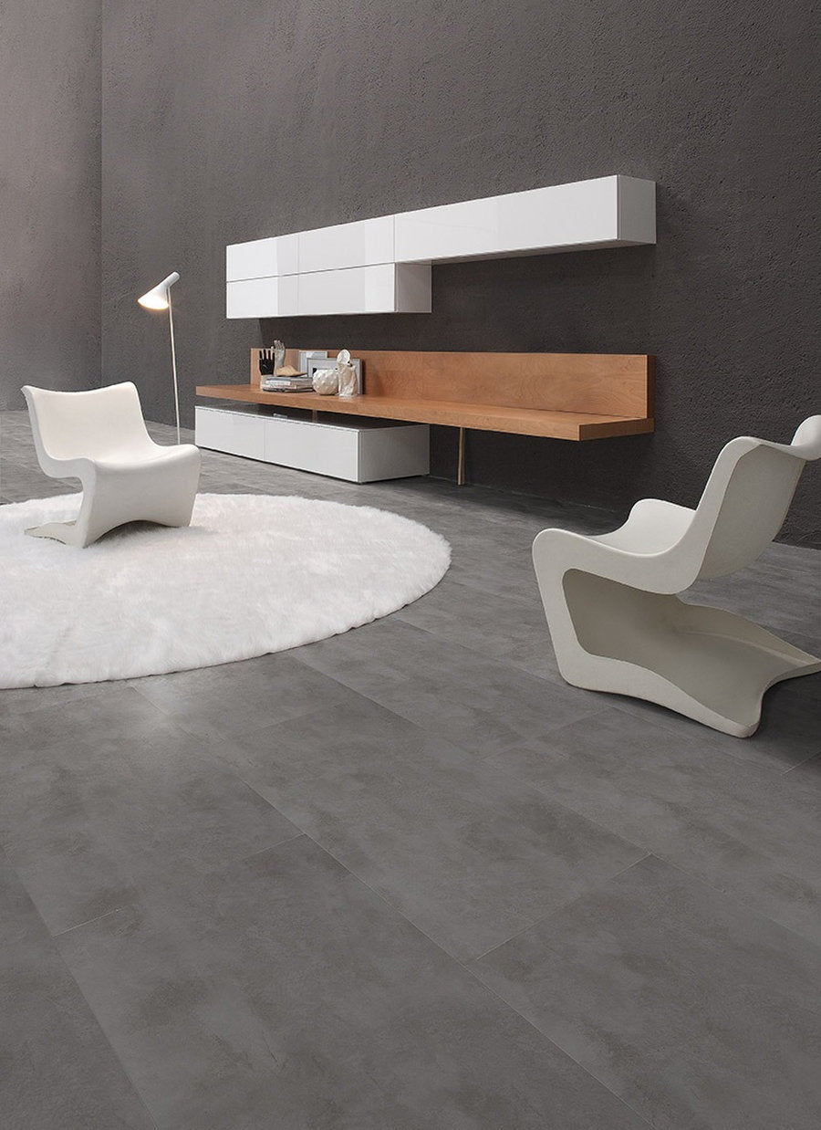 Interno contemporaneo con sedute scultoree e pavimento laminato Skema Vision Oxid effetto cemento