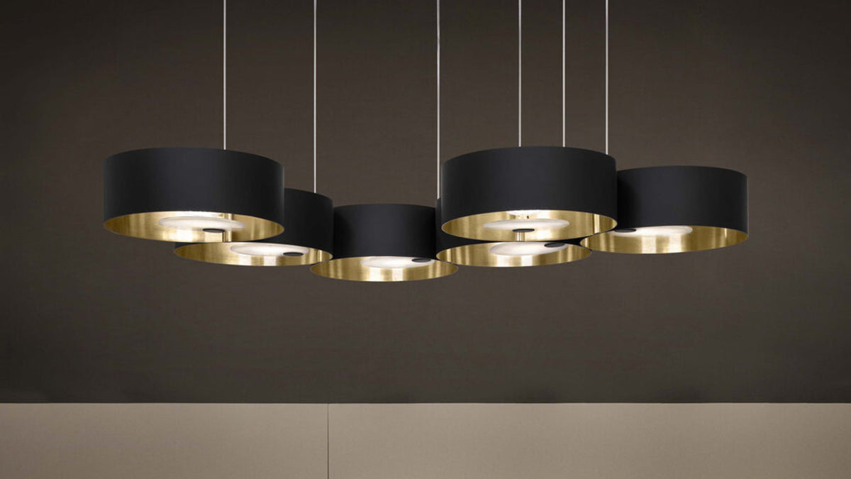 Lampadario a sospensione Sound OR6 Masiero a 6 luci, con elementi circolari in metallo nero opaco e ottone spazzolato.