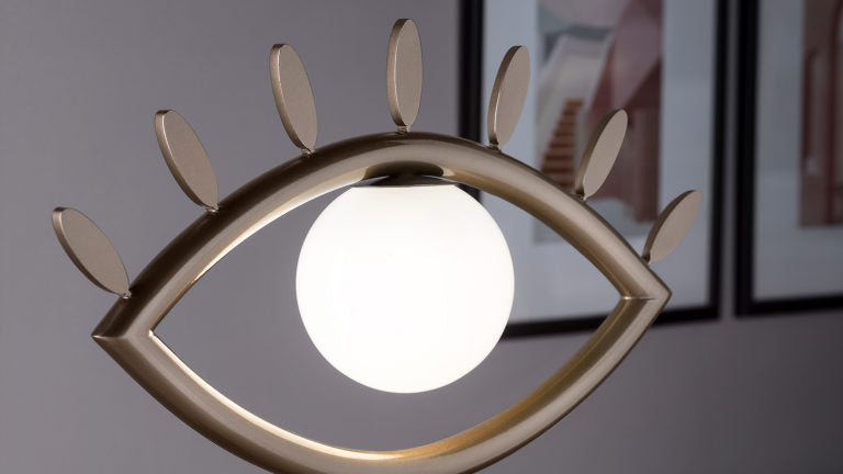 Dettaglio lampada da tavolo Visio Masiero occhio con ciglia, luce LED e struttura in metallo 