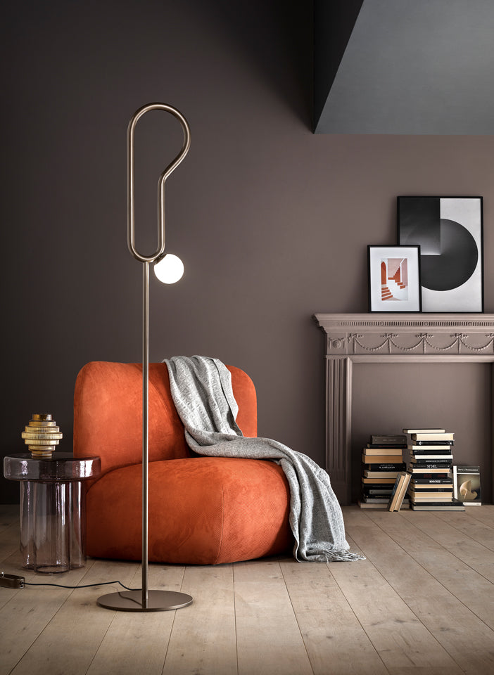 Lampada da terra Visio Masiero con elemento a forma di orecchio e sfera in vetro di Murano