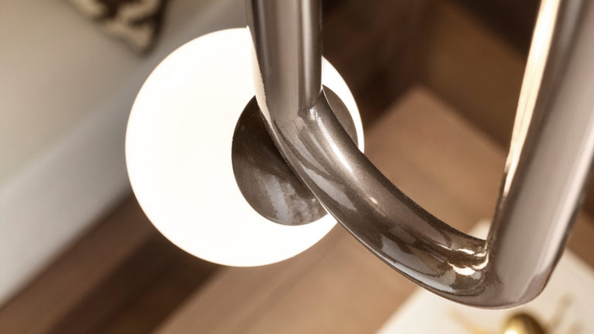 Dettaglio delle sfere in vetro triplex di Murano di lampada Visio Masiero- orecchio