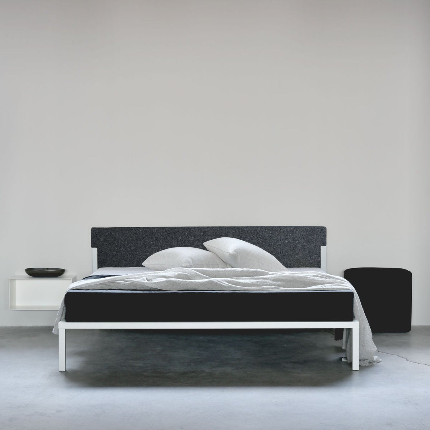 Letto minimal x one iron basic di xam con testata imbottita in tessuto e struttura metallica bianca