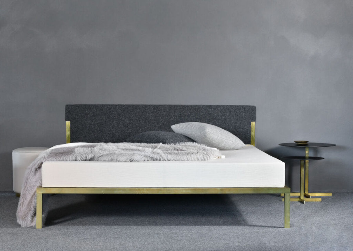 Letto contemporaneo di Xam con struttura in ottone e testata imbottita in tessuto grigio con tavolini coordinati