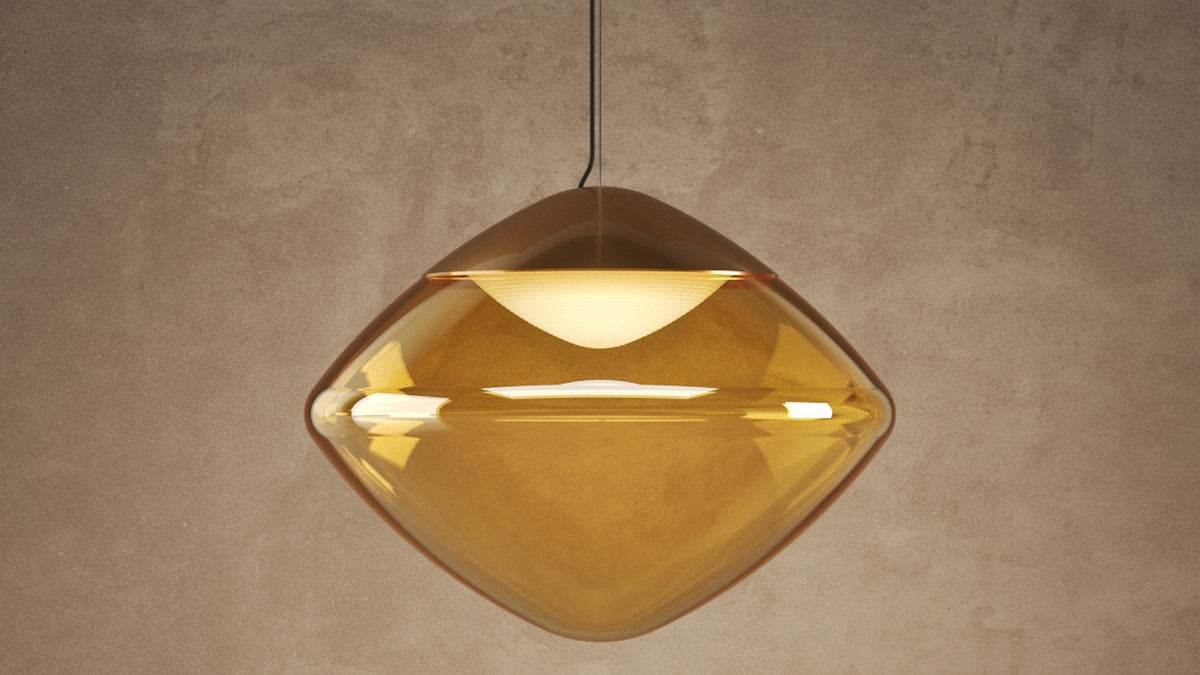Antesia S1 35 Masiero, lampada a sospensione in vetro soffiato color ambra, vista frontale.