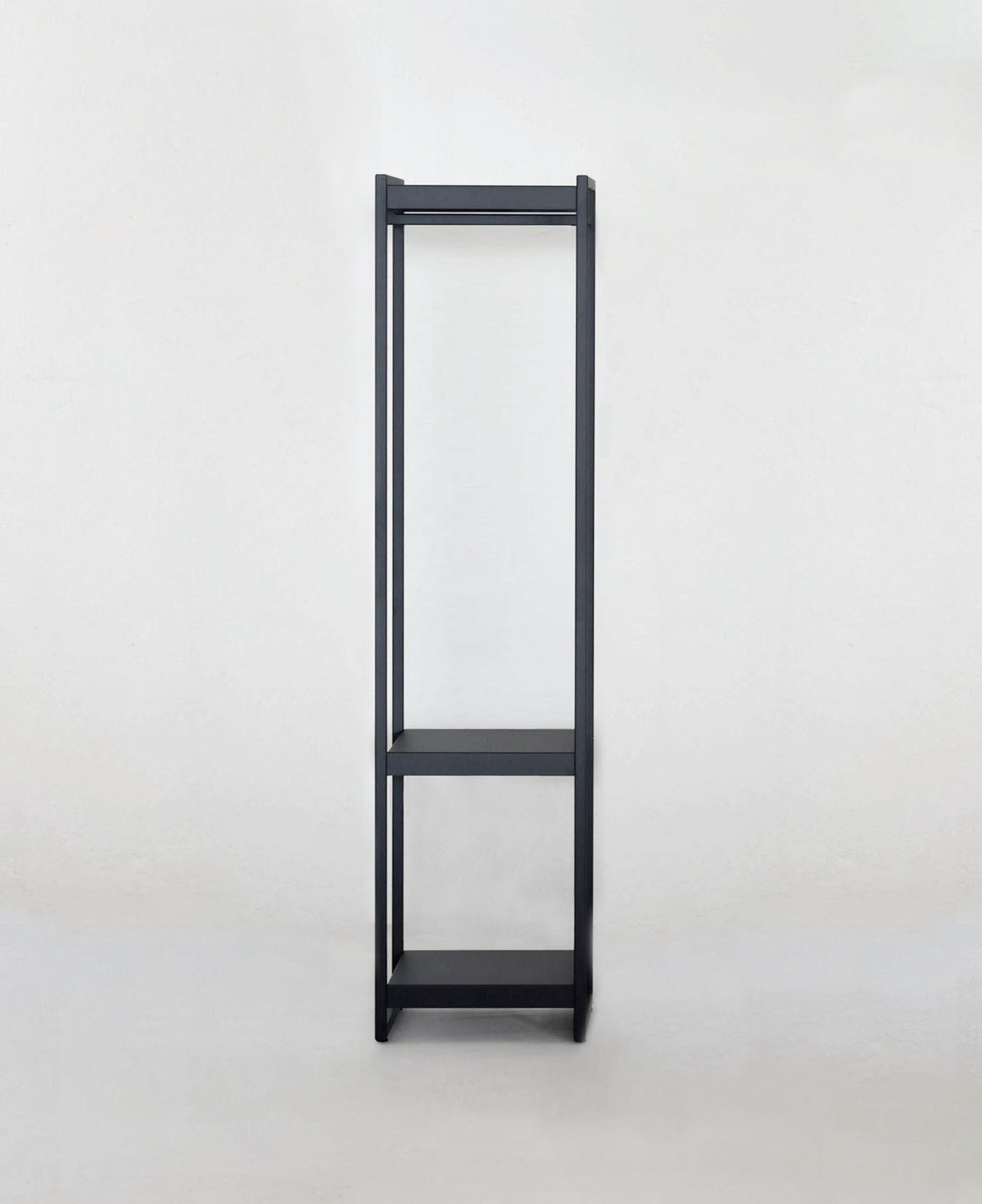 Appendiabiti Vestia Small xam struttura ferro verniciato antracite tre ripiani lamiera design minimal