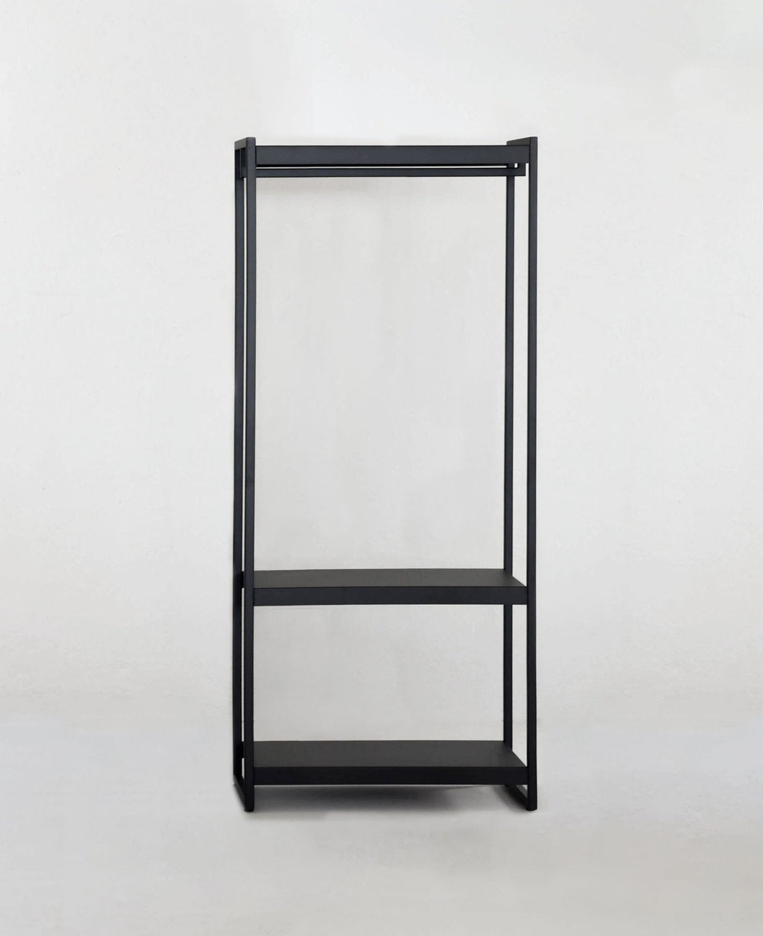 Modulo appendiabiti ferro verniciato nero Vestia Large xam con tre ripiani, sistema guardaroba modulare
