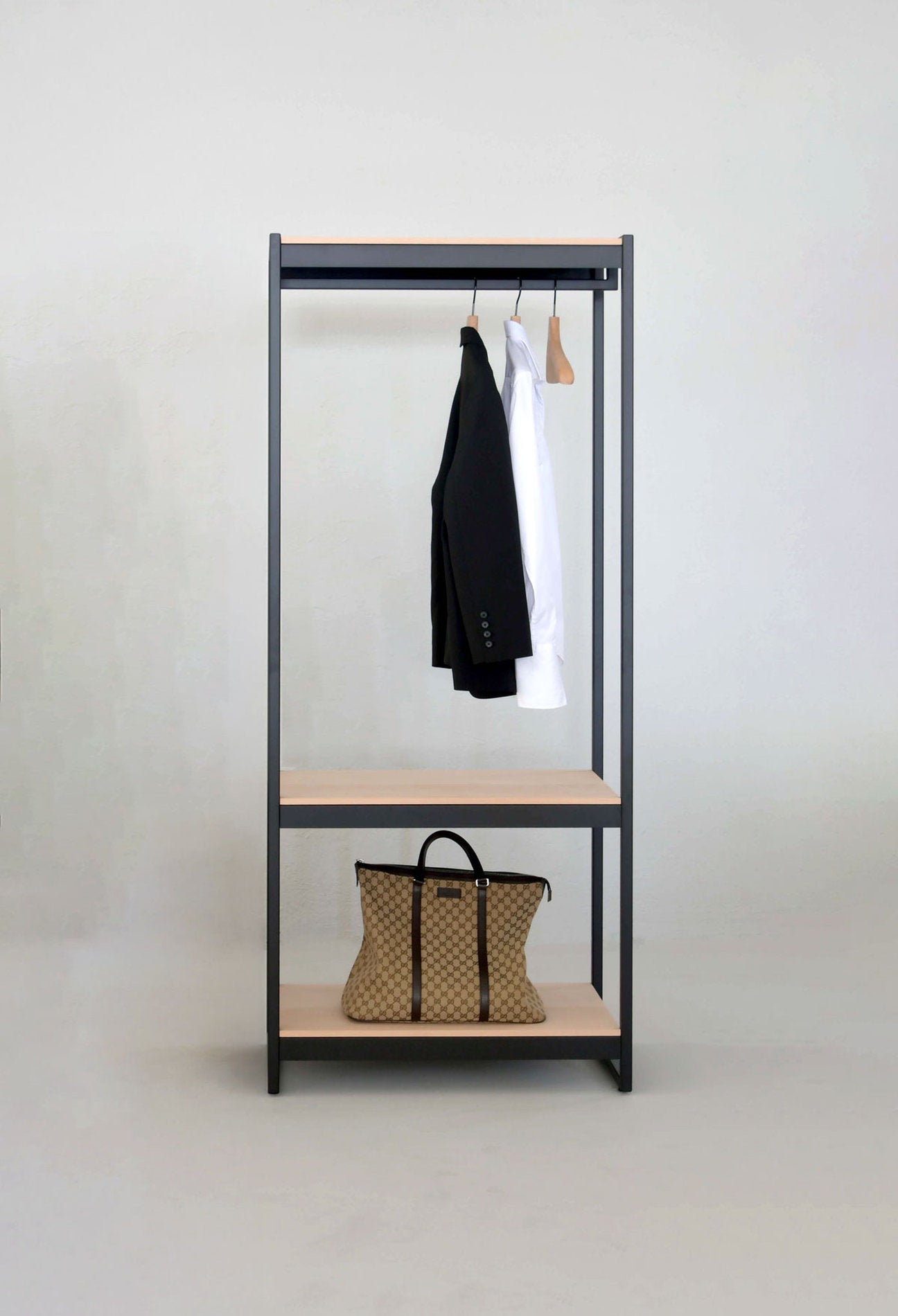 Appendiabiti contract Vestia Large xam antracite con grucce legno e borsa, arredo modulare hospitality