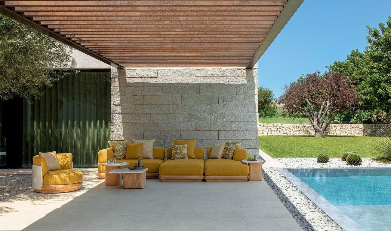 Divano modulare outdoor Itaca di Talenti a bordo piscina con struttura in Accoya® e tessuto giallo