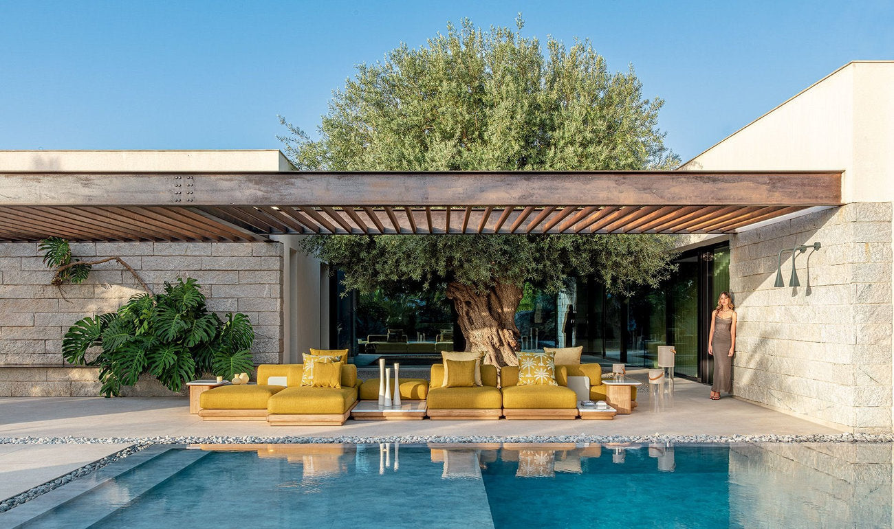 Arredi outdoor Itaca Talenti con divano modulare da esterno e poltrona in villa con piscina