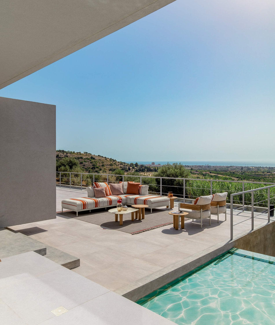 Divano modulare da esterno Talenti Flow su terrazza, composizione lounge outdoor con tavolini