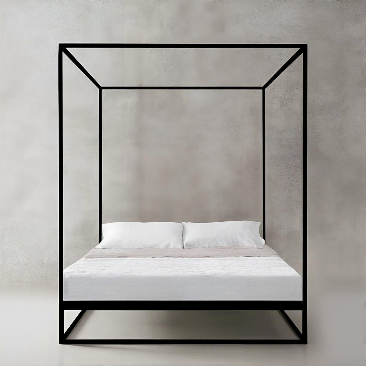 Letto a baldacchino Asha Baldaquin xam con struttura in acciaio verniciato nero, fotografato frontalmente su sfondo neutro in cemento