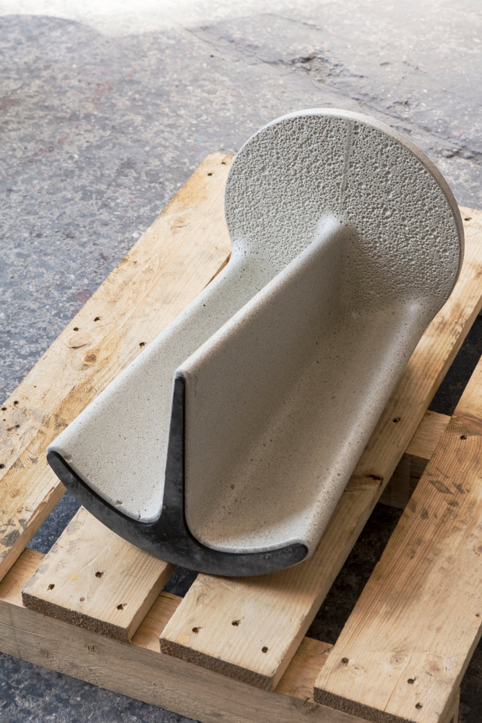 Tavolino Ancora Magis rovesciato, base in cemento armato con nervature, su pallet di legno