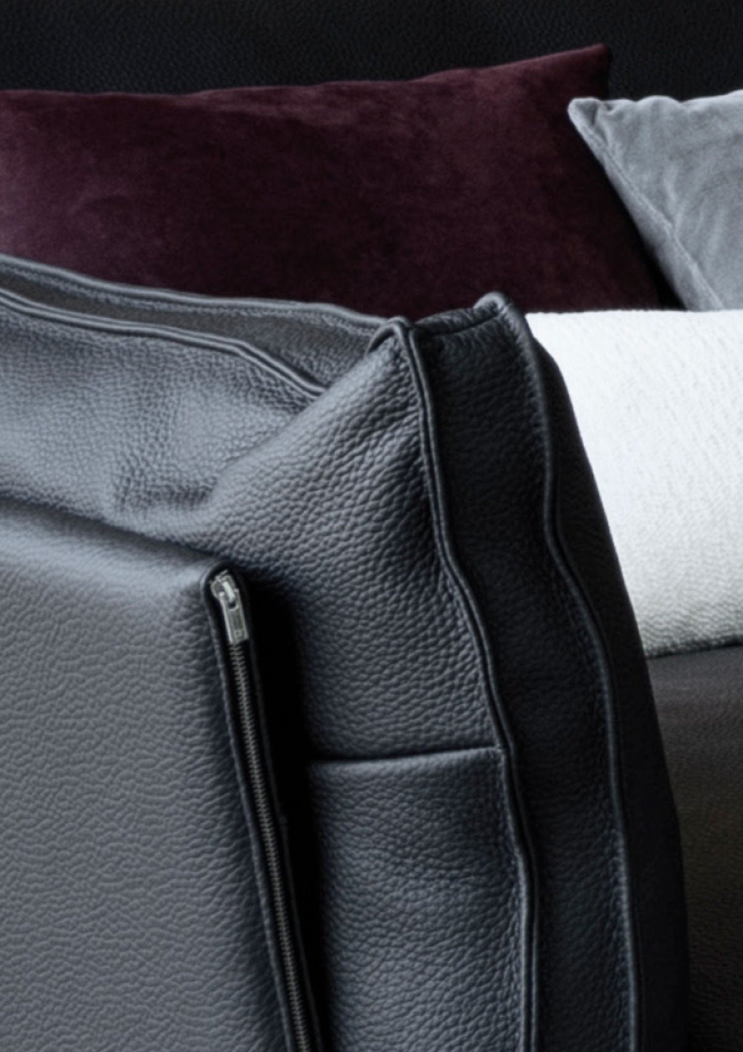 Dettaglio bracciolo in pelle nera divano modulare Divine by Cierre Imbottiti