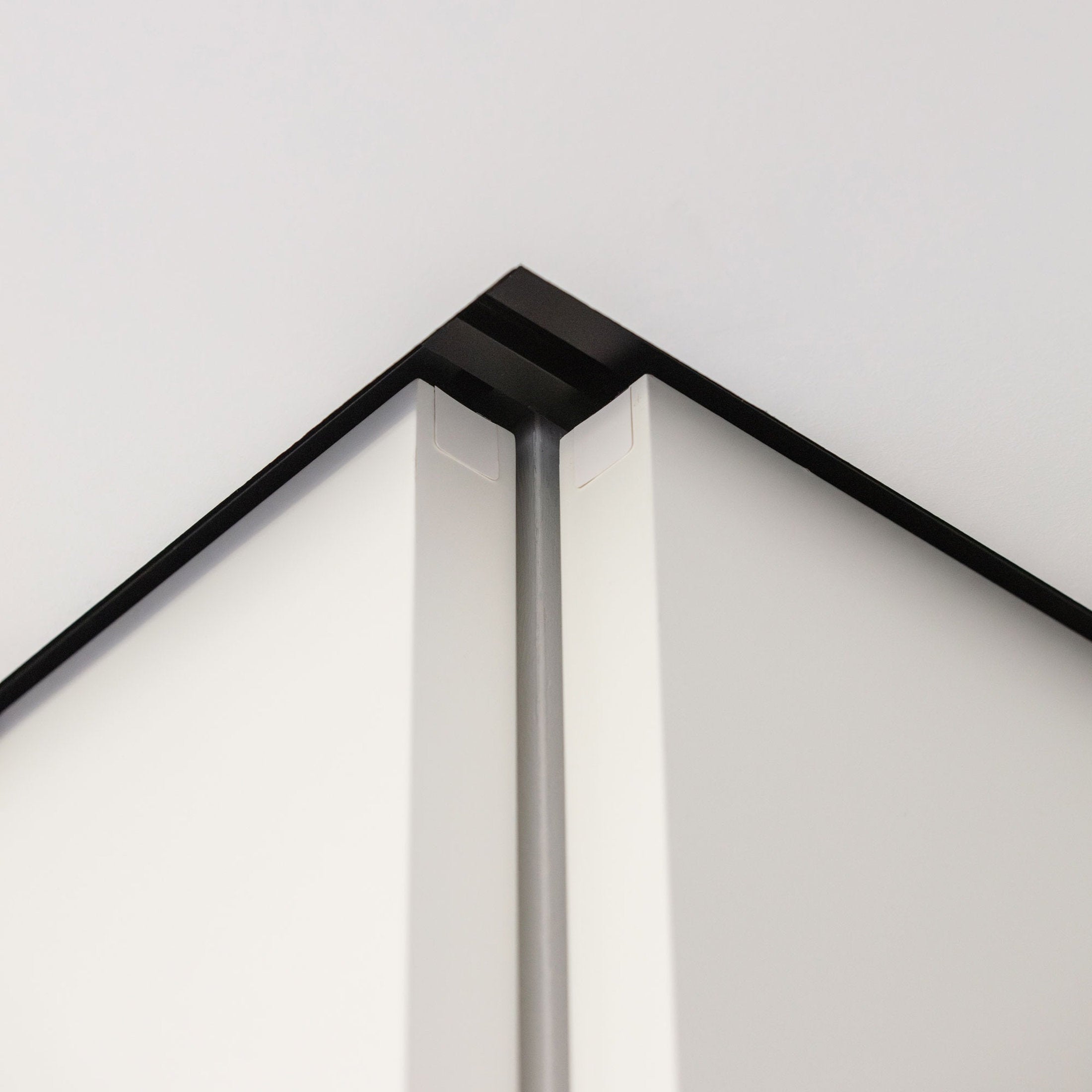 Dettaglio guida a soffitto per pannelli scorrevoli laccati, sistema Bellagio Wood Viva Porte