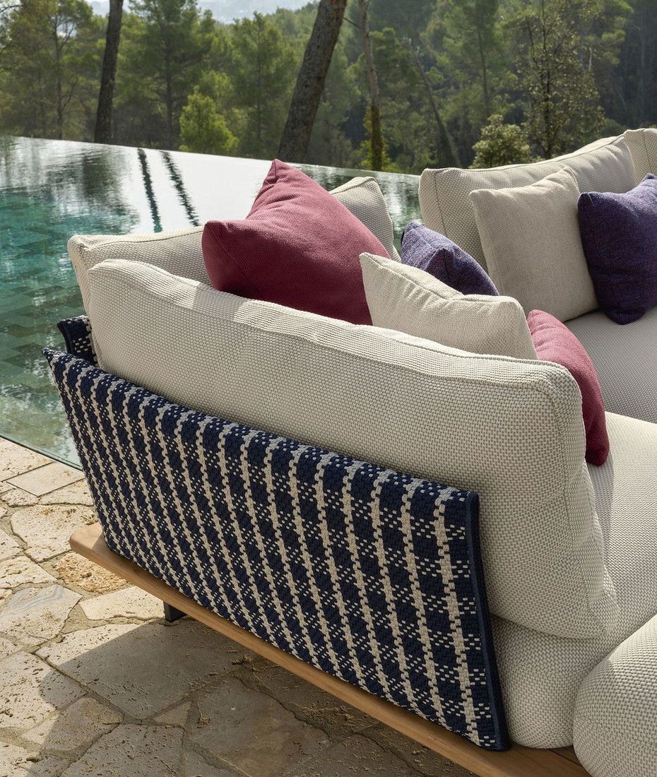 Dettaglio schienale divano outdoor Talenti Venice con intreccio tessile e struttura in Accoya