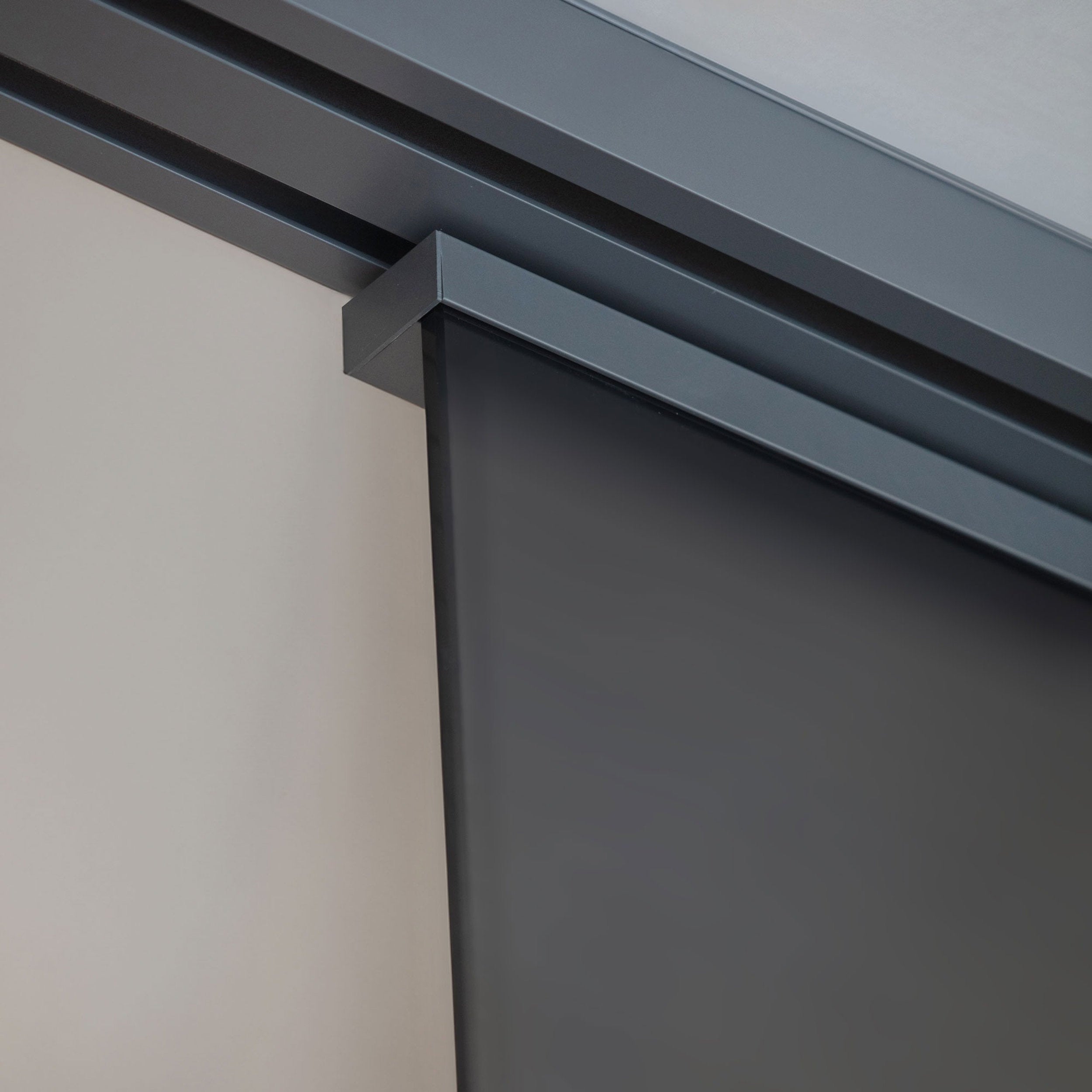 Dettaglio binario a soffitto per vetrata scorrevole Cernobbio Viva Porte, profilo in alluminio