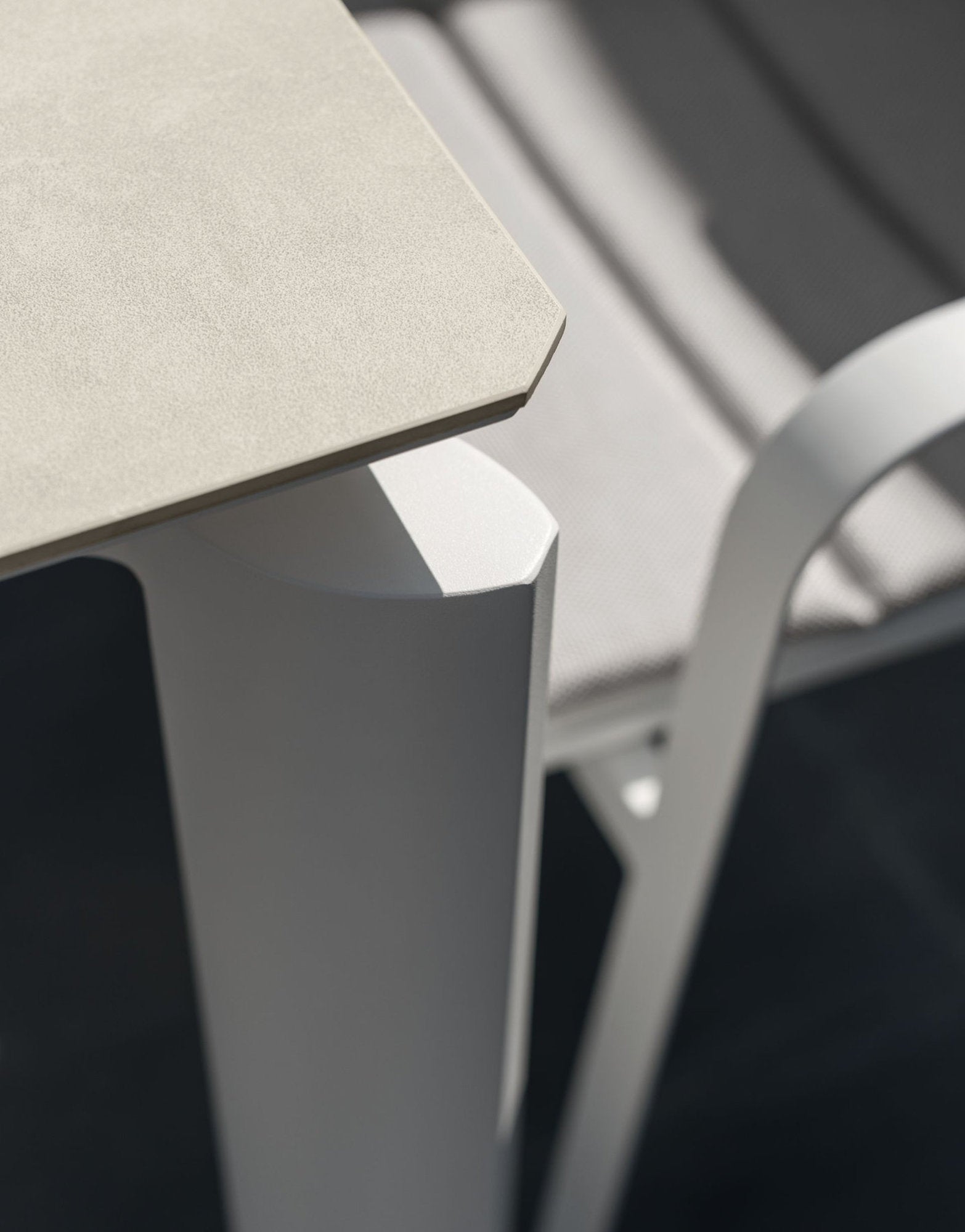 Dettaglio del tavolo outdoor Milo Talenti con piano in ceramica chiara e gamba in alluminio bianco