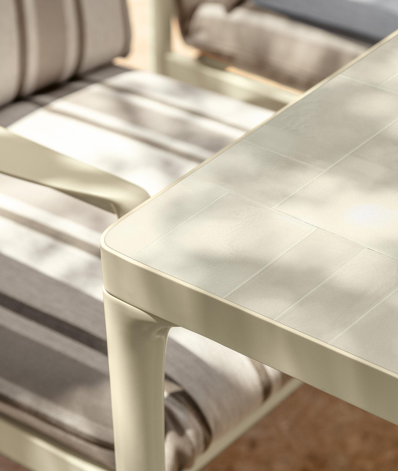 Dettaglio tavolo outdoor Nalu Talenti con piano in gres smaltato e struttura in alluminio 