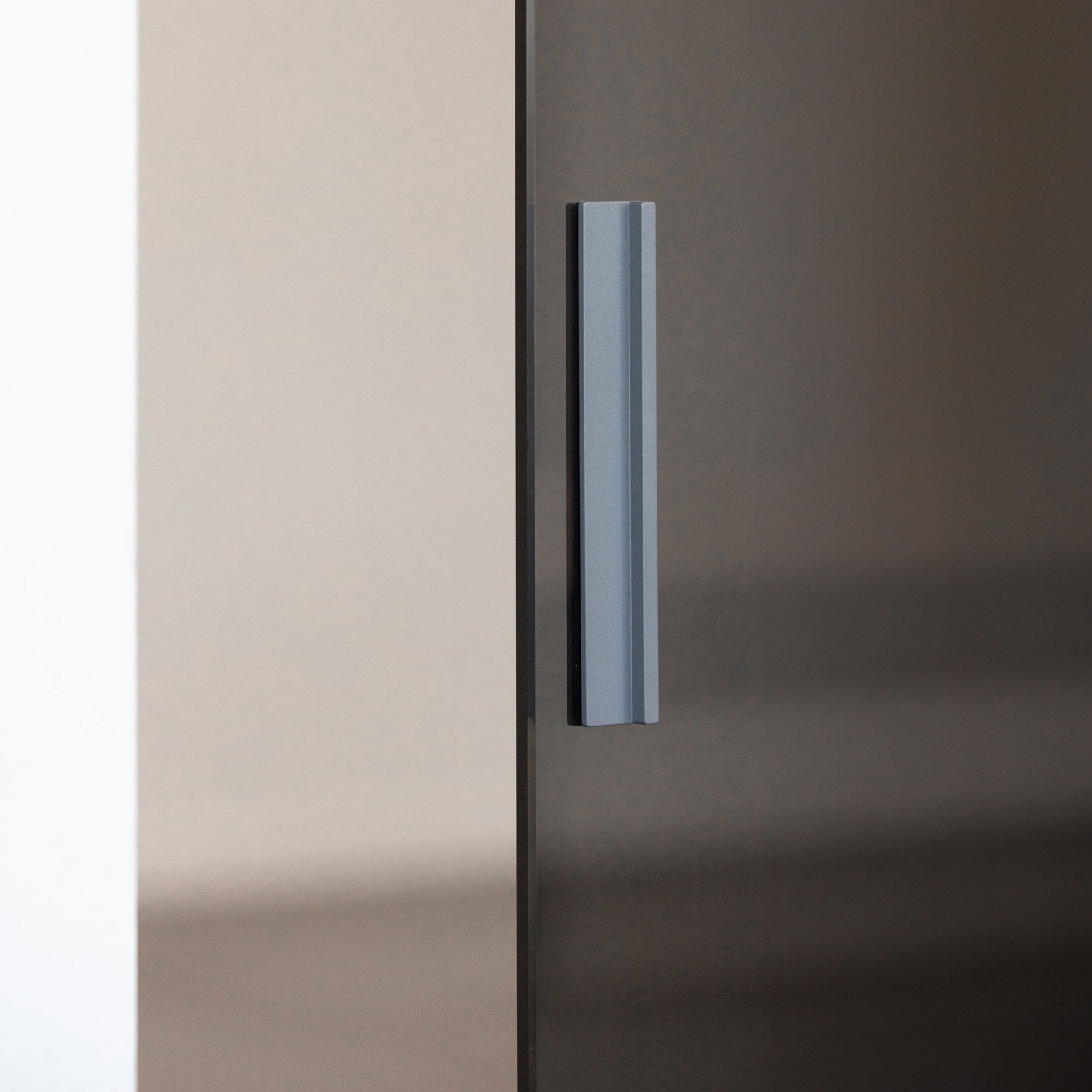 Maniglia verticale su anta in vetro scorrevole fumé Cernobbio Viva Porte, dettaglio bordo vetro