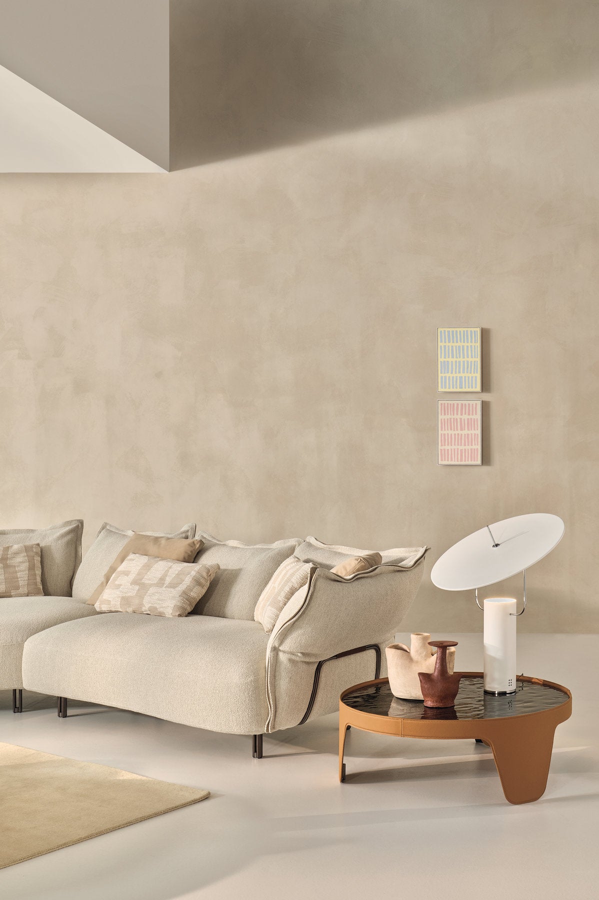 divano modulare Nuvola Cierre in spazio contemporaneo con tavolino e lampada