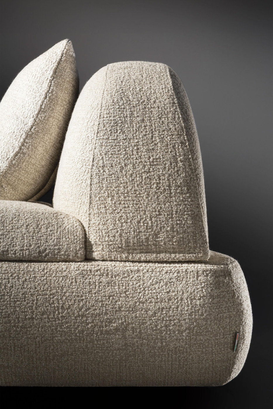 Apollo Bodema divano letto – dettaglio schienale in tessuto bouclé sabbia, Made in Italy