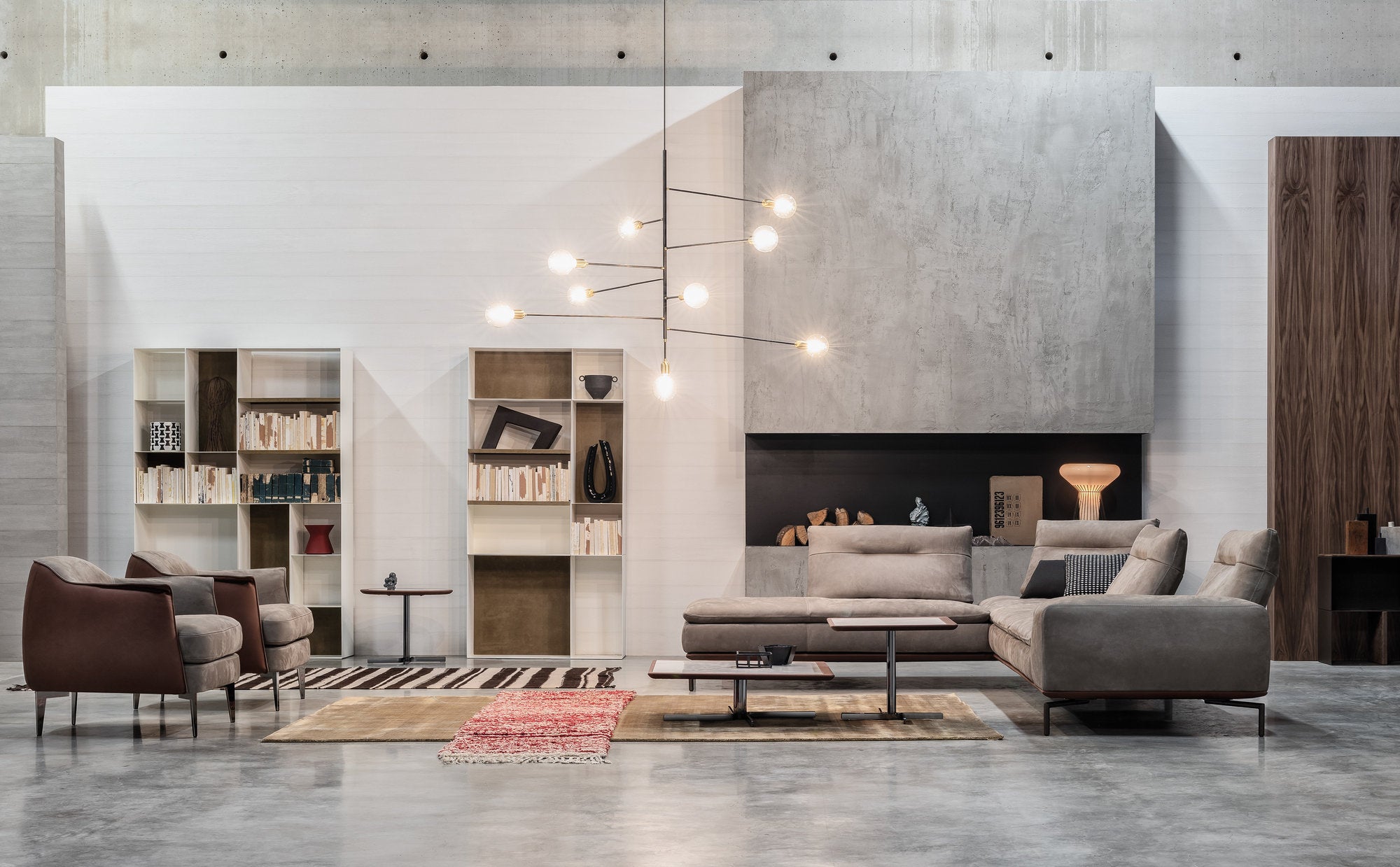 Composizione angolare del divano in pelle scamosciata Carlton di Cierre in salotto moderno