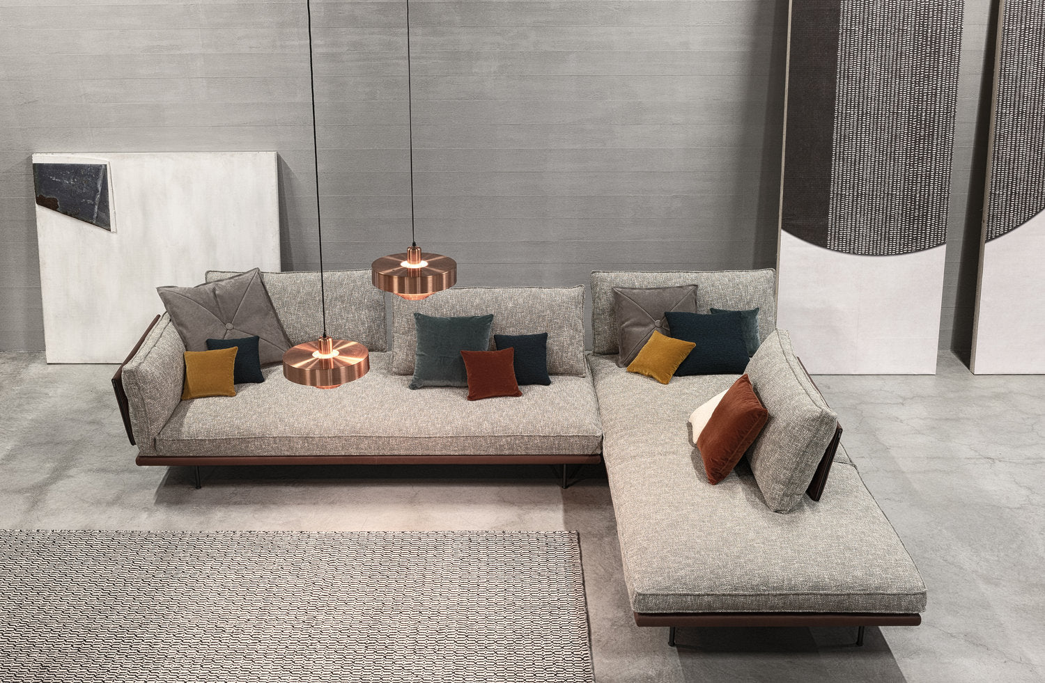 Vista dall'alto sofa in tessuto chiaro Divine by Cierre1972 in contesto moderno