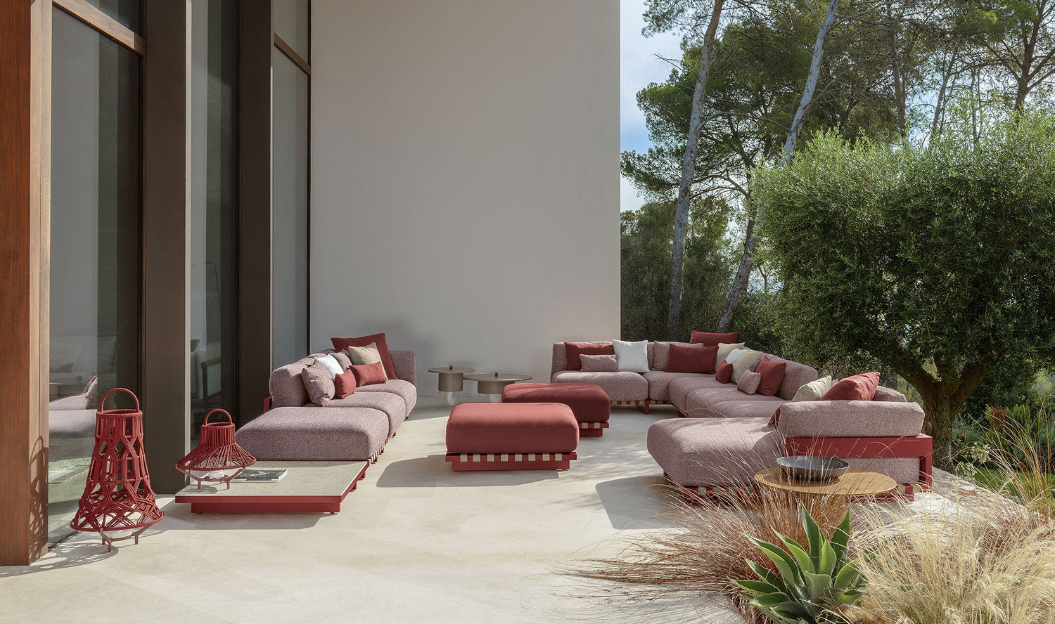 Divano modulare outdoor Talenti Argo Alu con pouf e tavolini su terrazza, struttura in alluminio
