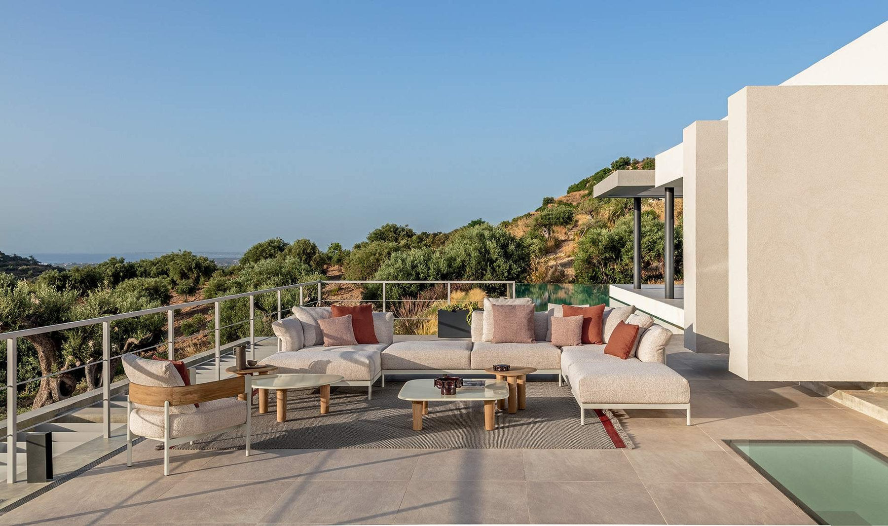 Divano modulare outdoor Talenti Flow con tessuto a righe e tavolini bassi coordinati