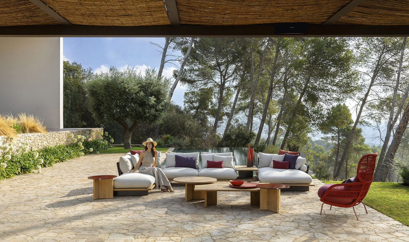 Divano modulare outdoor Talenti Venice con tavolini bassi su patio con piscina e giardino