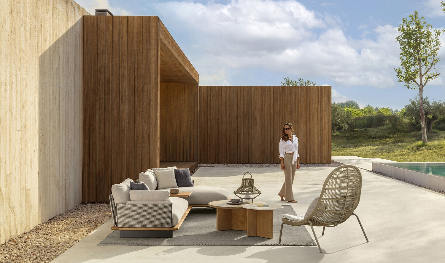 Divano modulare da giardino Venice Talenti su terrazzo con piscina e cuscini in tessuto outdoor