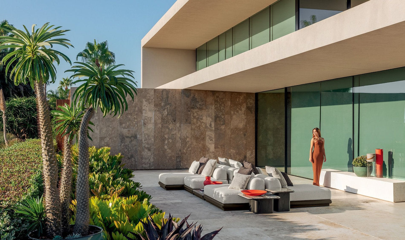 Divano modulare outdoor Itaca Talenti per terrazza di villa contemporanea con tavolini in pietra