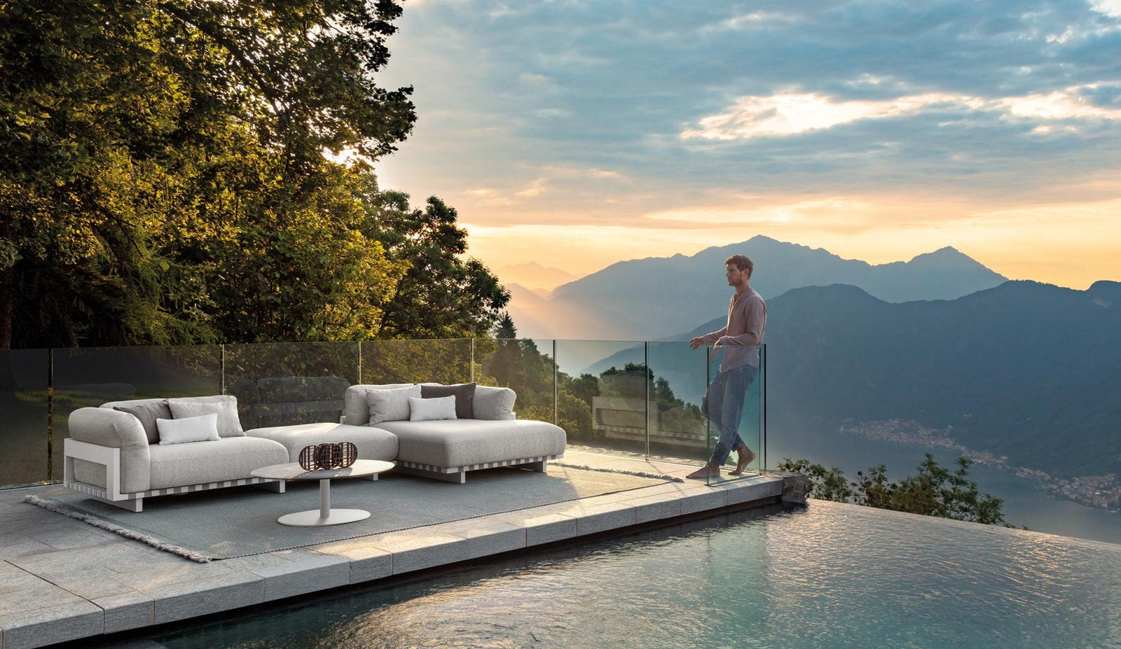 Divano da esterno Talenti Argo Alu in alluminio con cuscini quick dry foam su terrazza panoramica