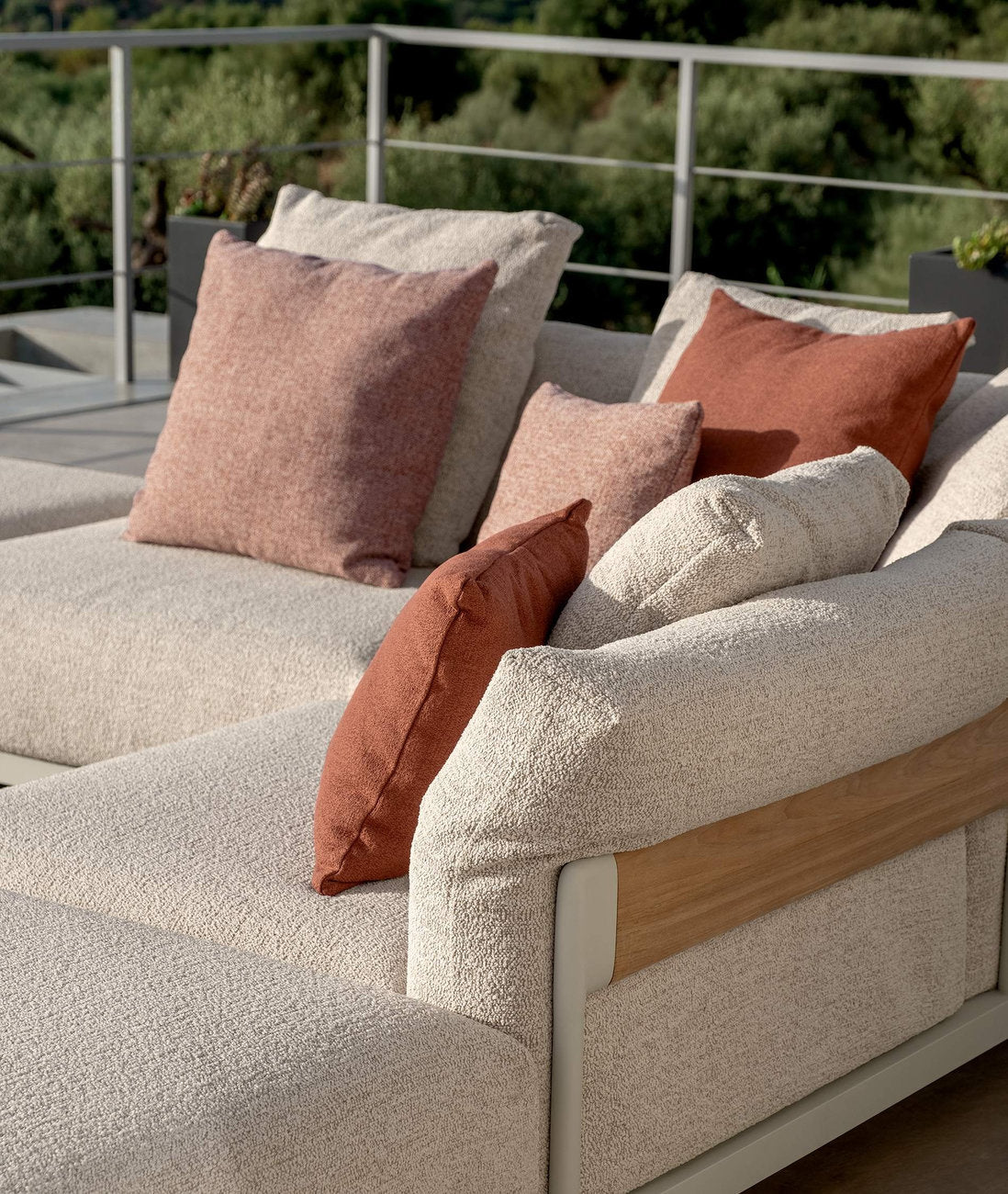 Divano outdoor Talenti Flow, dettaglio cuscini e struttura in teak e alluminio per arredo esterno