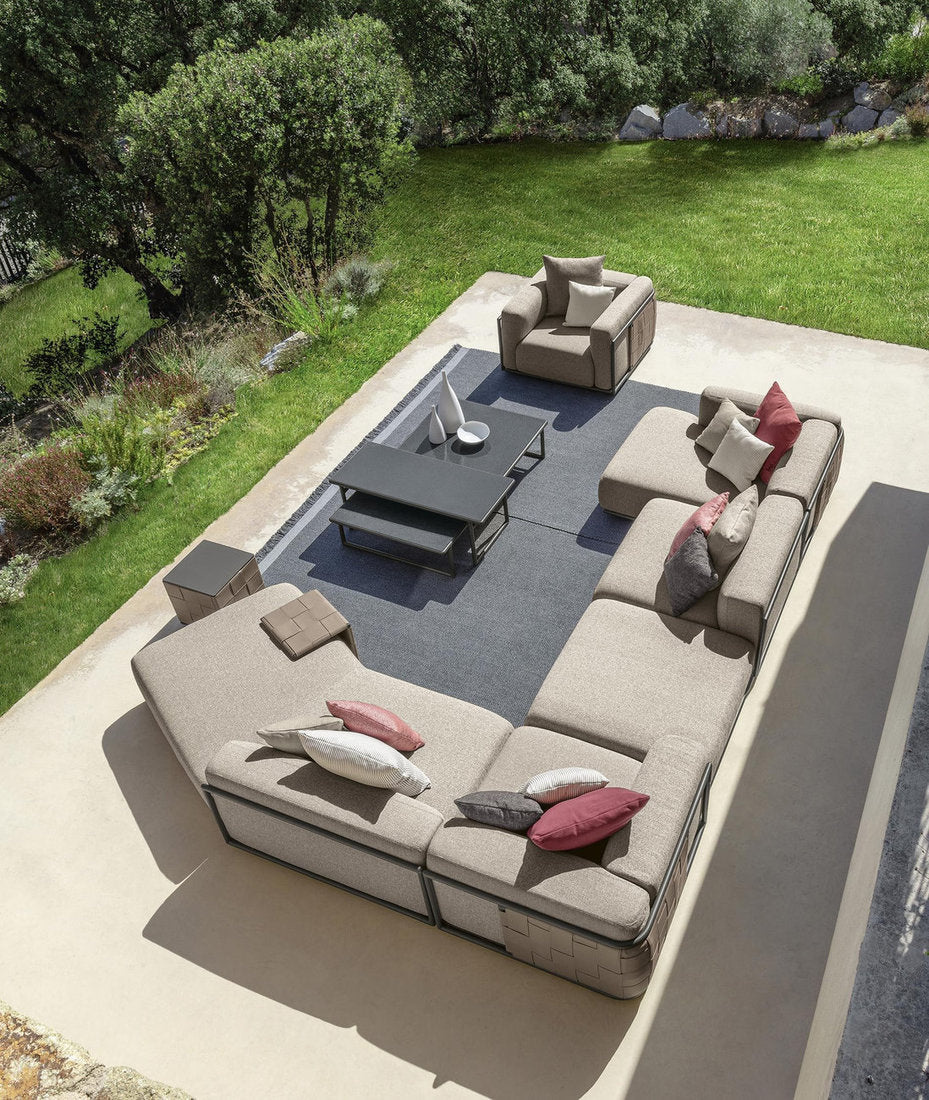 divano e poltrona outdoor Tressé Talenti con tavolini e pouf coordinati