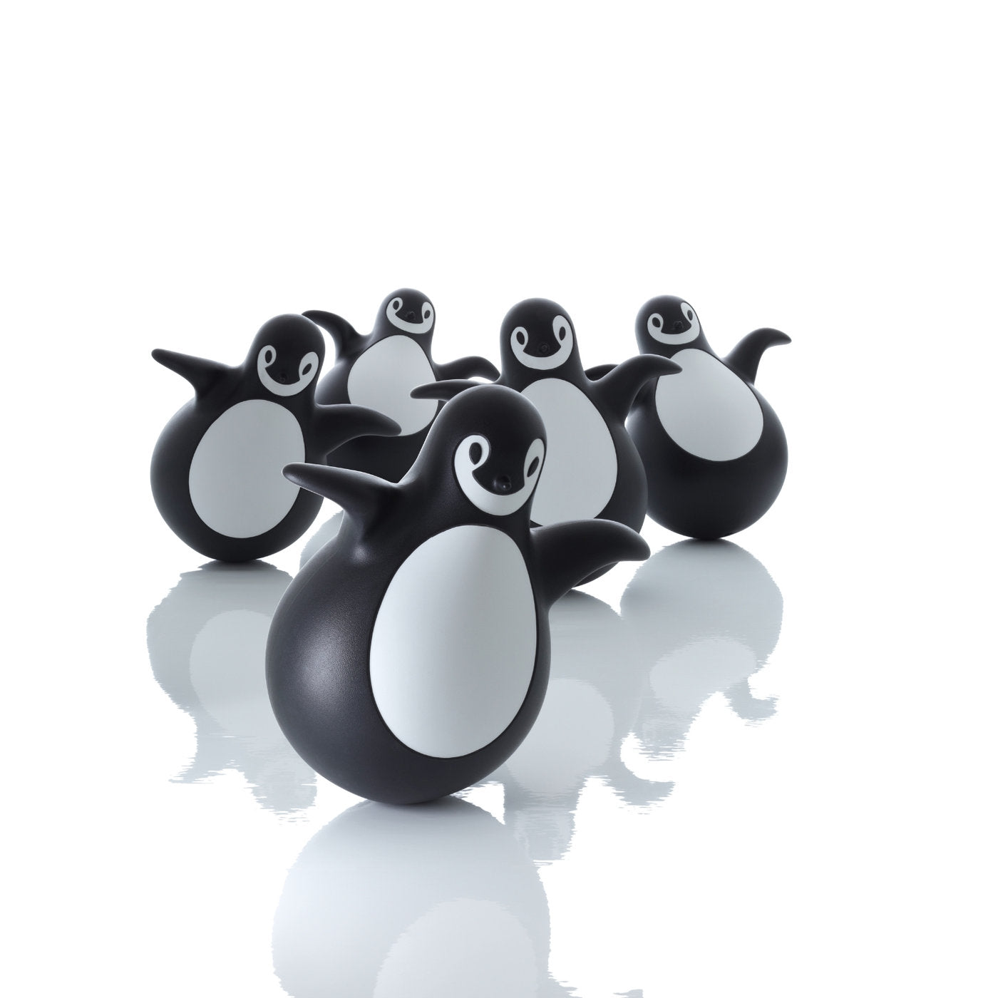 Pingy Magis di Eero Arnio, pinguini giocattolo che dondolano