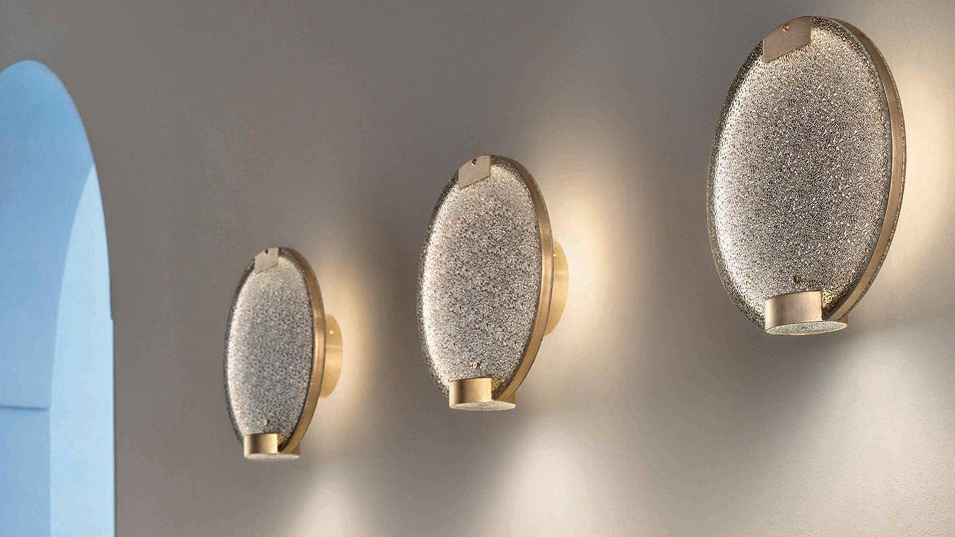 Tre appliques Horo Masiero by Pierre Gonalons in vetro prismatico trasparente ed ottone satinato