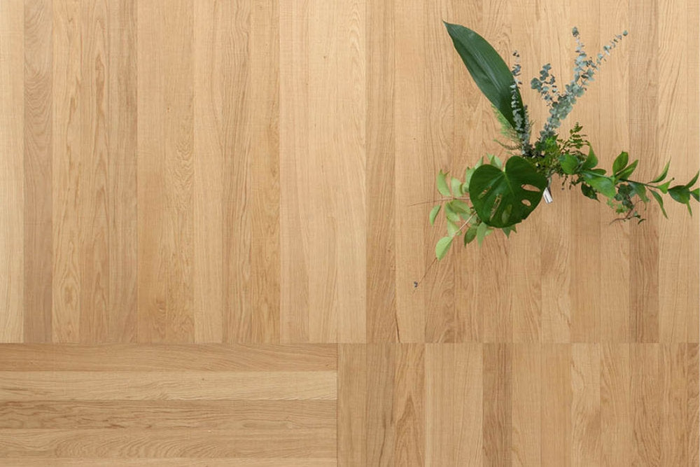 Pavimento Yles Stylo in rovere chiaro finitura Neutra, con listelli lunghi e composizione vegetale.