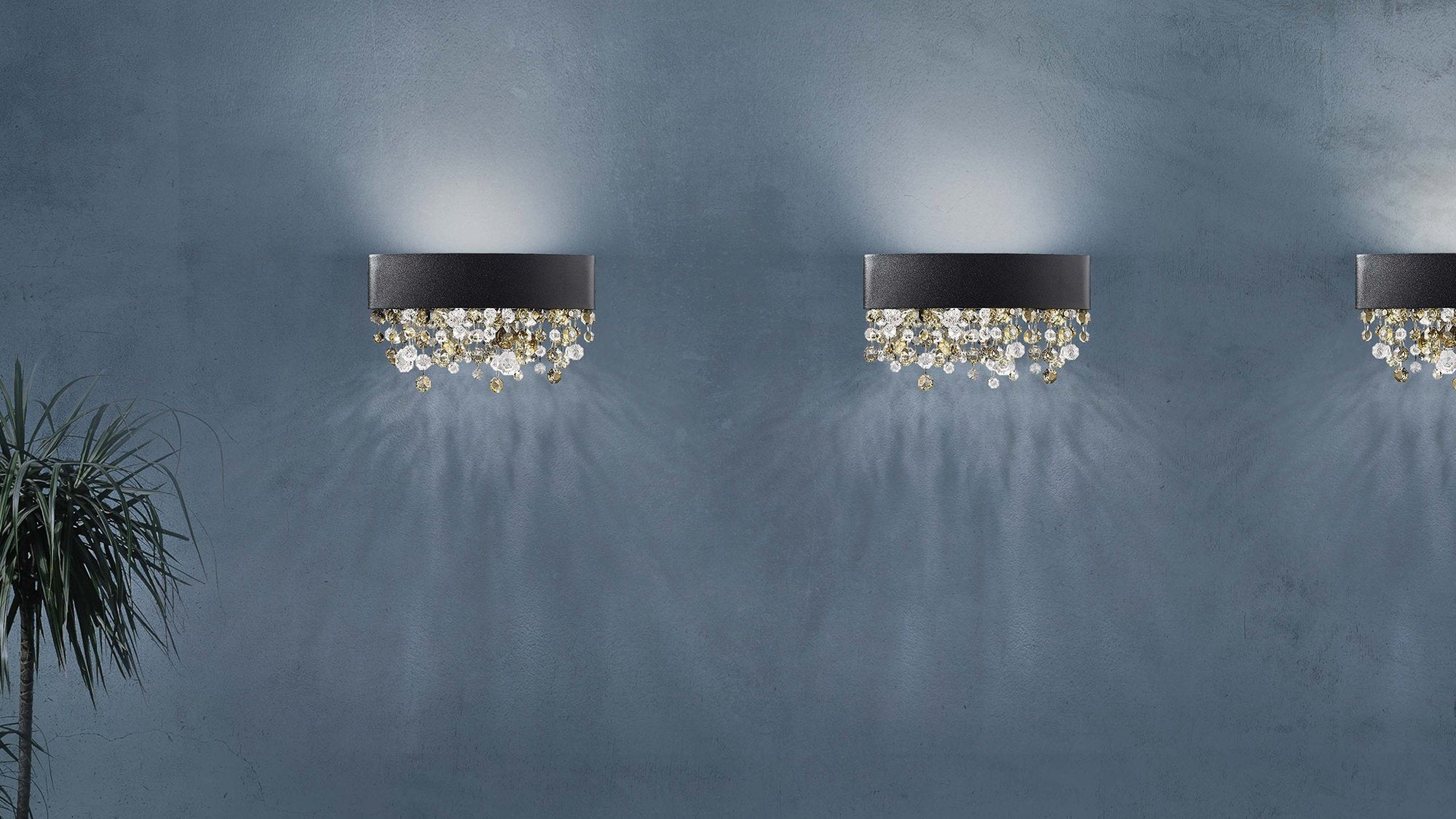 Applique Olà Masiero con luce sopra e sotto su parete blu