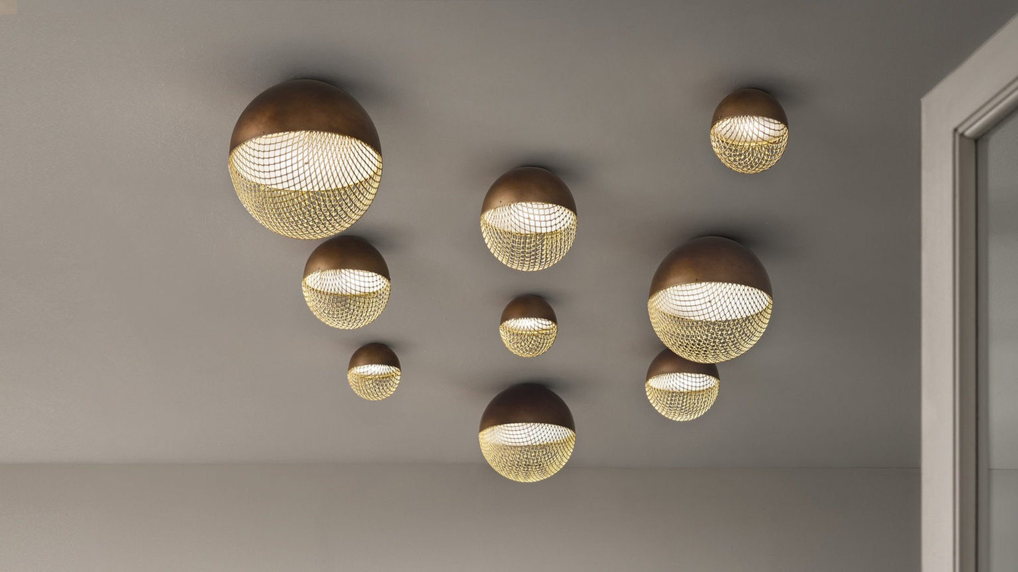 9 plafoniere Iglù di Masiero a sfera con color bronzo con rete dorata su soffitto color  tortora