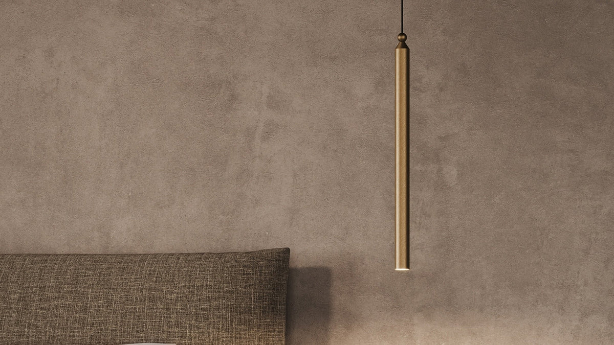 Lampada a sospensione LED Serica Masiero in metallo finitura bronzo, installata singolarmente accanto al letto