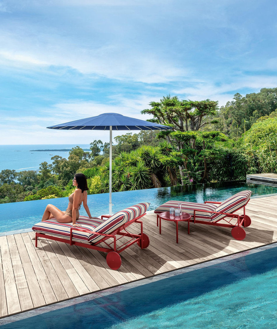 Due lettini prendisole Nalu di Talenti bordo piscina con tavolino outdoor coordinato 
