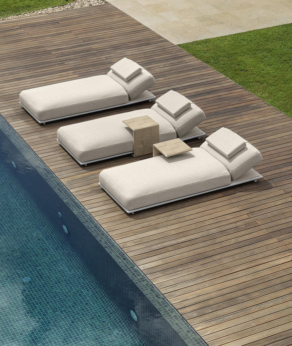 Lettini prendisole outdoor Tressé Talenti a bordo piscina con struttura in alluminio e cuscini tessuto