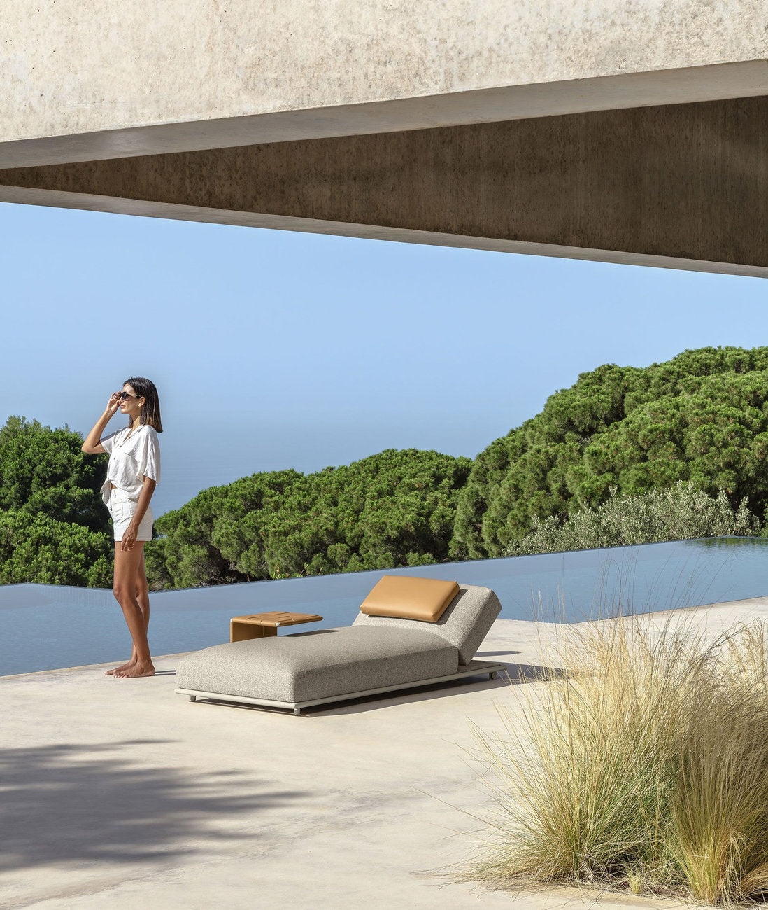 Lettino prendisole outdoor Tressé Talenti su terrazza con piscina e vista paesaggio naturale