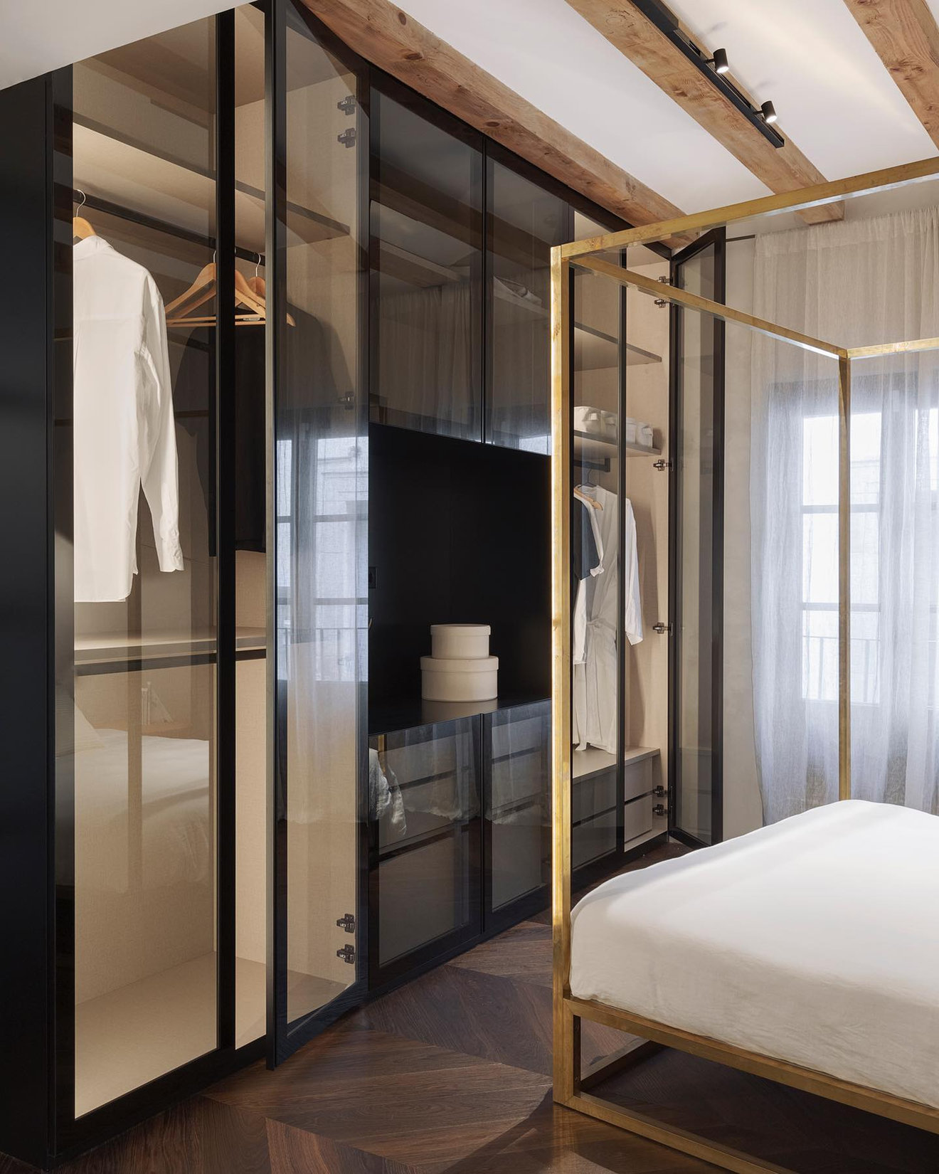 camera da letto moderna e minimal con letto Xam in ottone con baldacchino