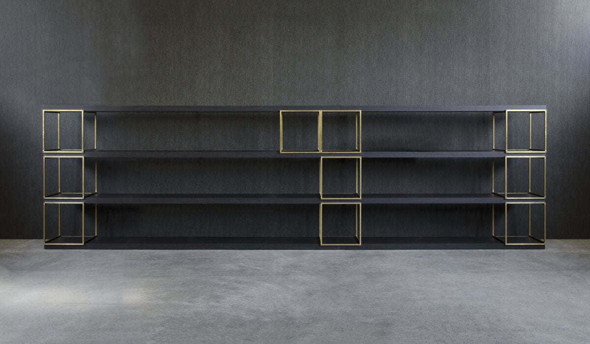 Libreria modulare New York Xam con struttura ottone e mensole nere configurazione orizzontale ampia