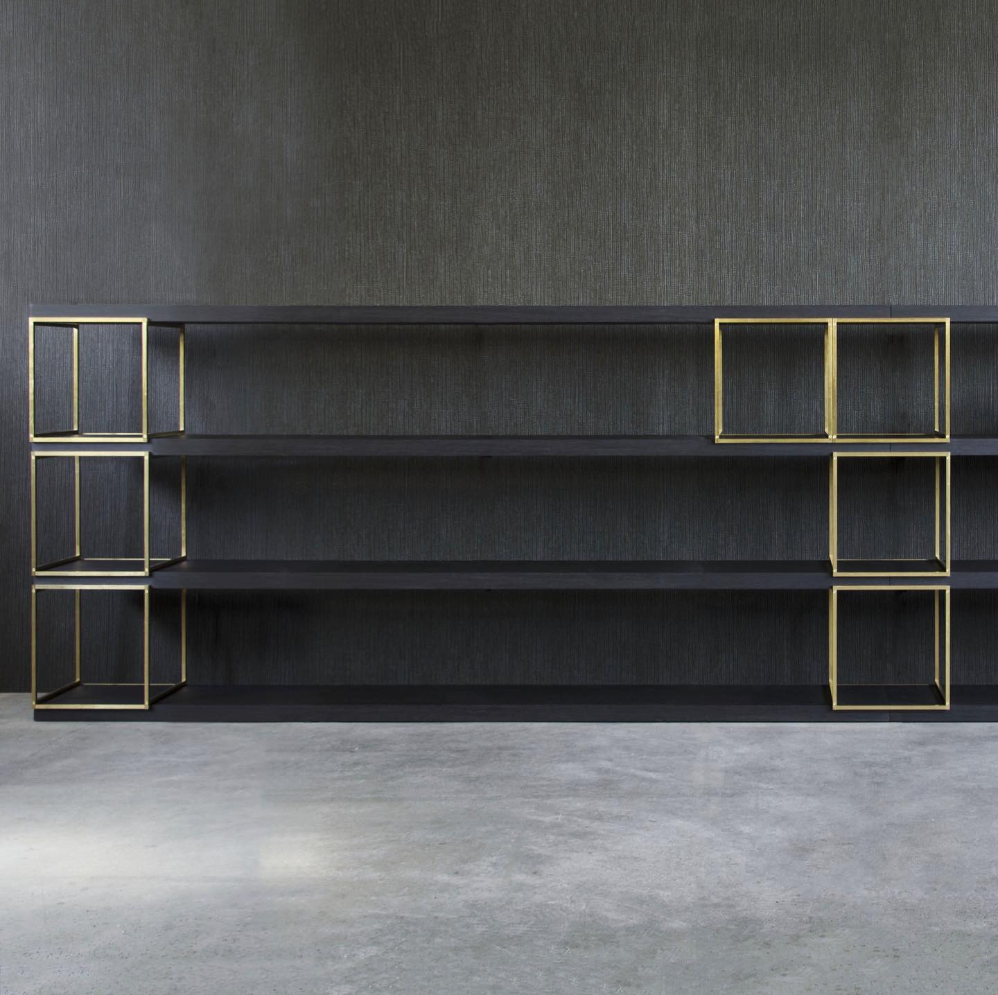 Sistema scaffalature New York moduli cubici ottone mensole laccate nere composizione asimmetrica