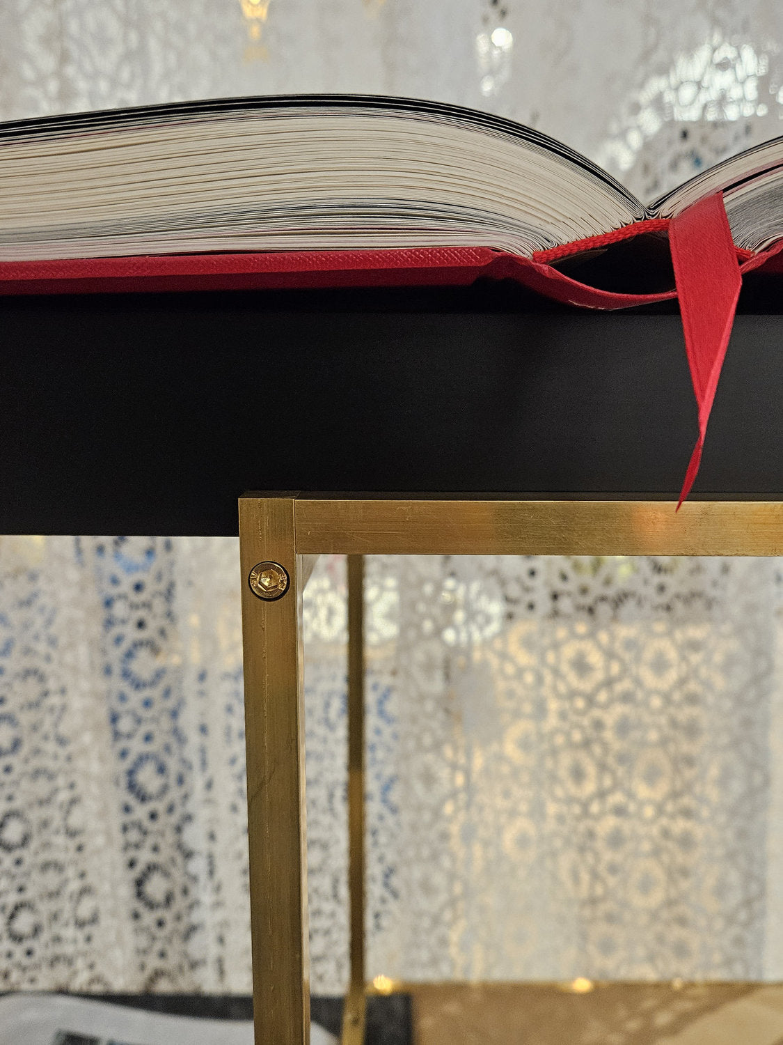 Dettaglio mensola laccata nera su struttura ottone libreria modulare New York di Xam spessore 5 cm