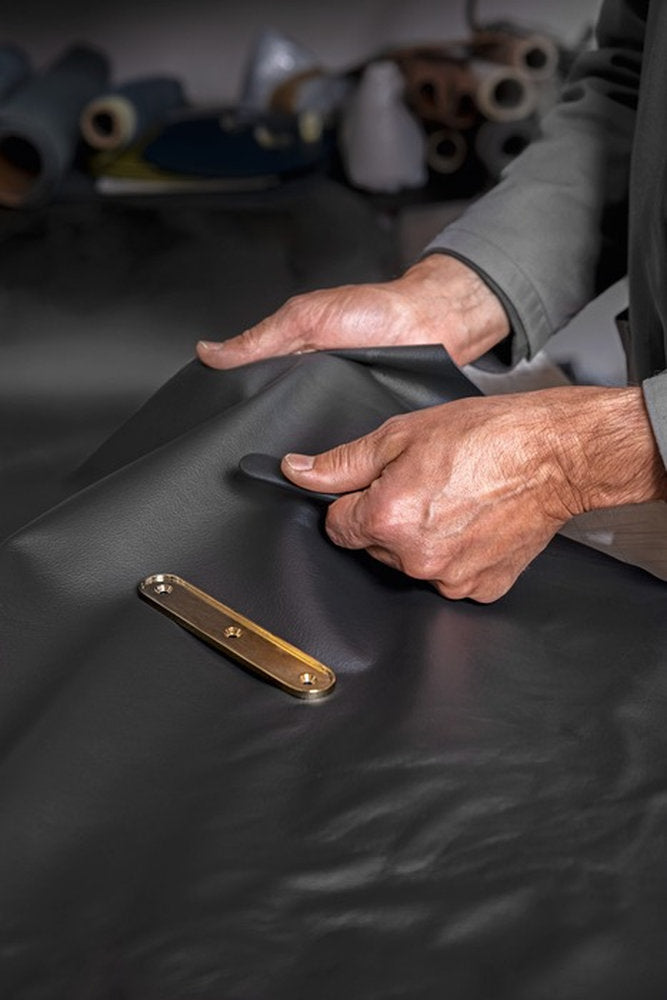 Lavorazione della pelle nera per maniglia Krone Sartorial Salice Paolo in ottone